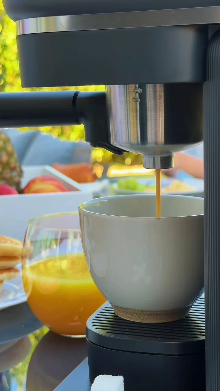 Reel : petit-déjeuner dressé en terrasse, un expresso coule dans une tasse