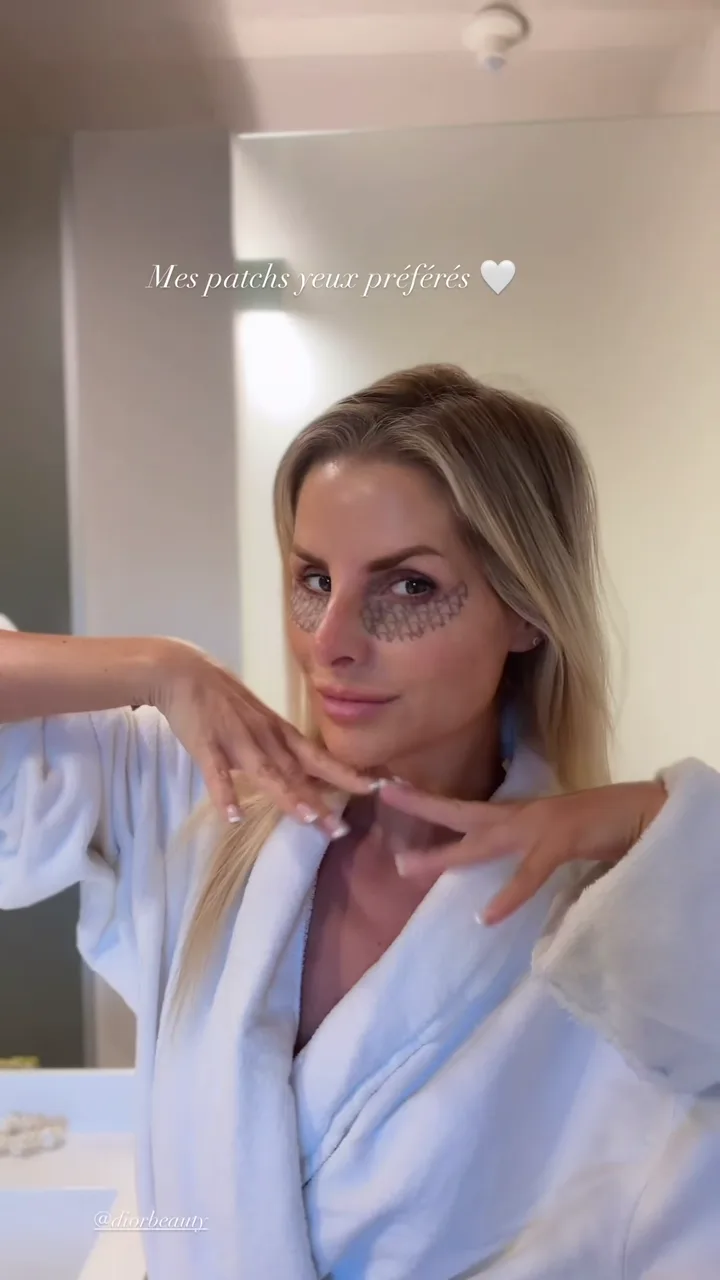 Story : Laetitia Mariette en peignoir, patchs sous les yeux, dans une salle de bain claire